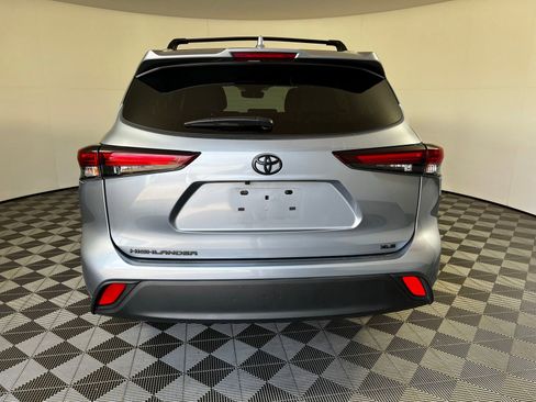 Certified 2024 Toyota Highlander XLE FWD image 6