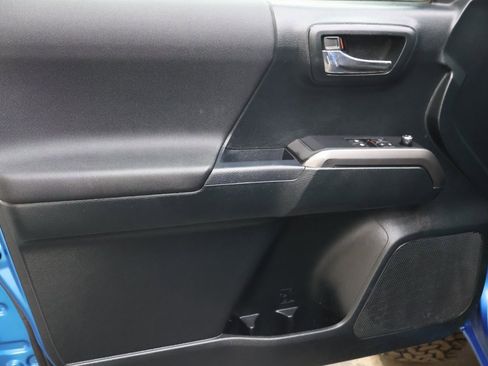 Used 2017 Toyota Tacoma TRD Sport image 15