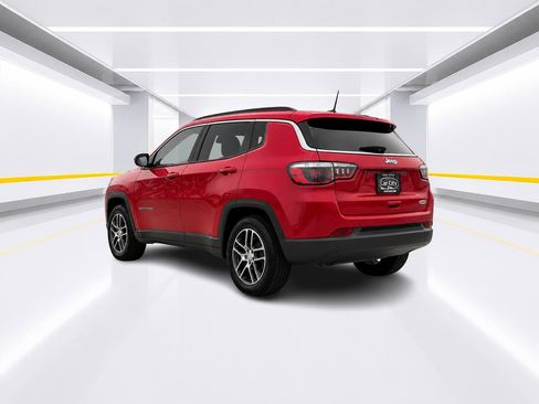 Used 2018 Jeep Compass Latitude FWD image 3