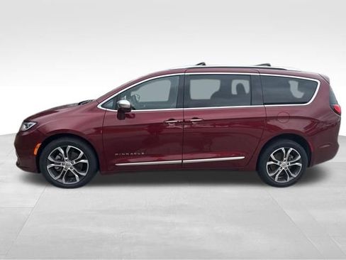 Used 2022 Chrysler Pacifica Pinnacle AWD/4WD image 3