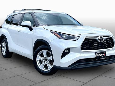 Used 2023 Toyota Highlander LE FWD image 3