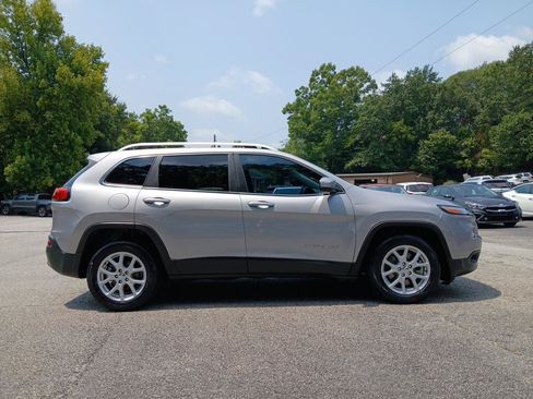 Used 2018 Jeep Cherokee Latitude FWD image 5