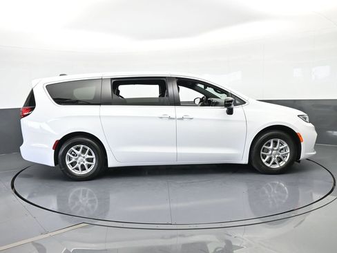 New 2026 Chrysler Pacifica Select image 7