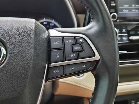 Used 2022 Toyota Highlander XLE AWD/4WD image 32