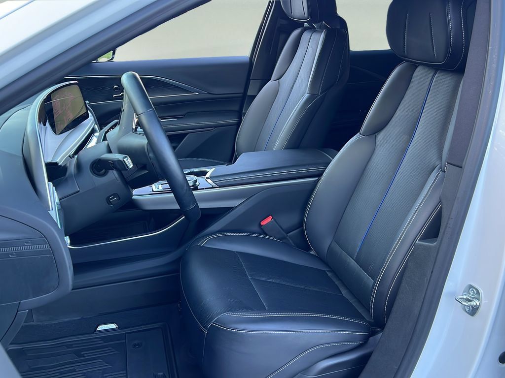 Used 2025 Cadillac Lyriq Luxury RWD image 11