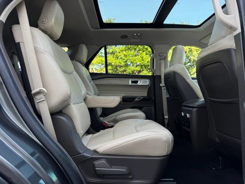 Used 2020 Ford Explorer Platinum w/ Premium Technology Package AWD/4WD image 34