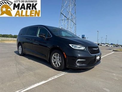 Used 2023 Chrysler Pacifica Touring-L