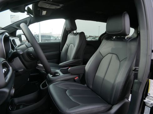 New 2026 Chrysler Voyager LX image 5