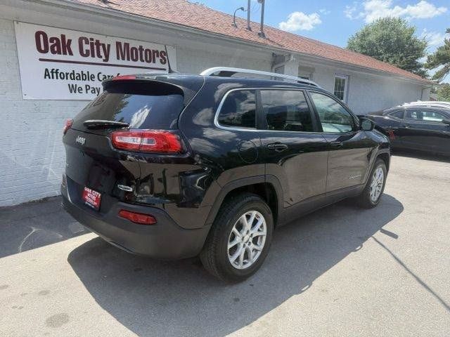 Used 2016 Jeep Cherokee Latitude w/ Cold Weather Group AWD/4WD image 5