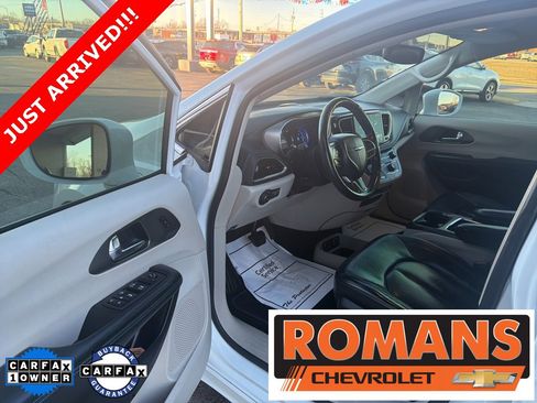 Used 2021 Chrysler Pacifica Touring-L image 9