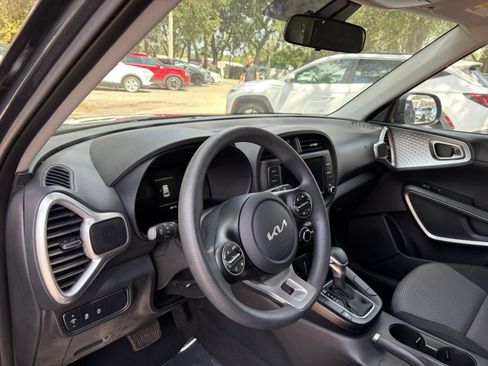 Used 2025 Kia Soul LX w/ LX Technology Package FWD image 31