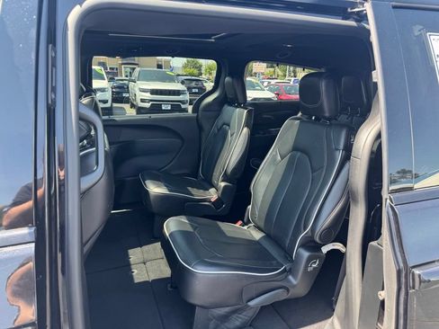 Used 2025 Chrysler Pacifica Limited FWD image 19