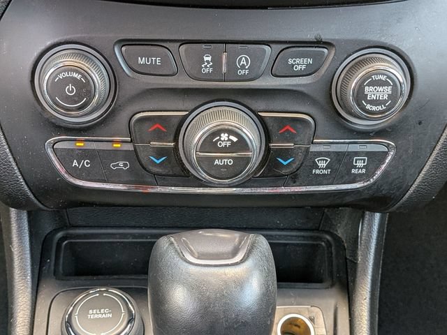 Certified 2021 Jeep Cherokee Limited w/ Elite Package AWD/4WD image 18