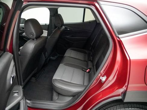 Used 2025 Chevrolet Trax LT FWD image 25