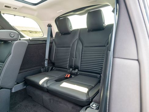 Certified 2024 Land Rover Discovery S image 36