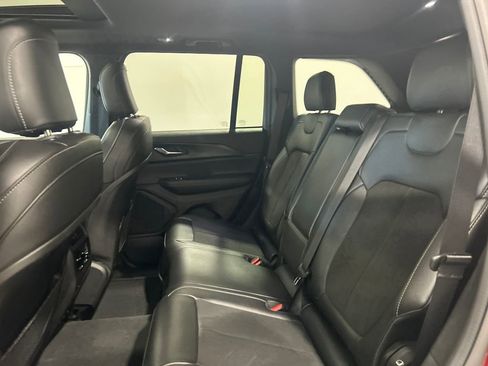 Used 2024 Jeep Grand Cherokee Altitude image 31