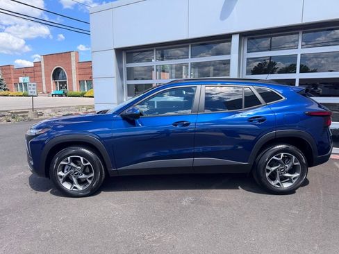 Used 2024 Chevrolet Trax LT w/ Driver Confidence Package FWD image 2