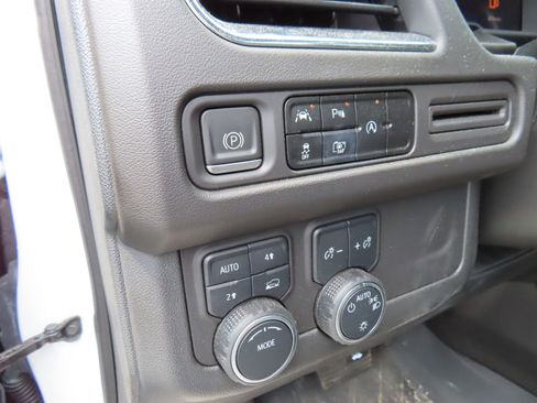 Used 2023 Chevrolet Suburban LT w/ Luxury Package AWD/4WD image 13