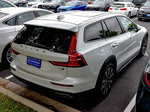 Used 2022 Volvo V60 T5 Cross Country w/ Advanced Package AWD/4WD image 15