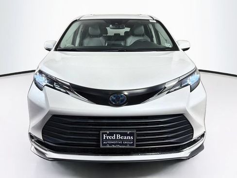 Used 2022 Toyota Sienna XLE w/ XLE Plus Package FWD image 2