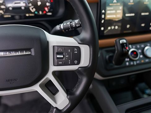 Used 2024 Land Rover Defender 110 SE image 16