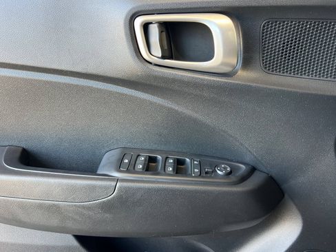 Used 2025 Hyundai Venue SEL FWD image 12