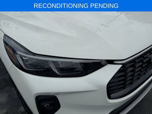 Used 2025 Ford Escape SE w/ PHEV Premium Package FWD image 5