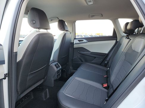 New 2026 Volkswagen Taos SE image 12