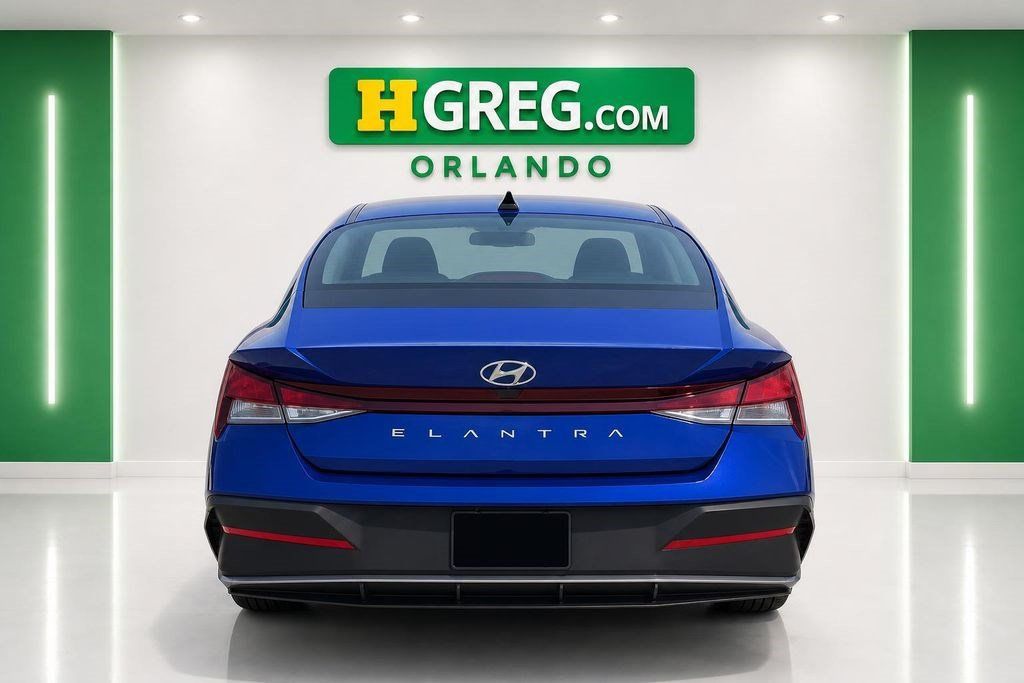 Used 2025 Hyundai Elantra SE w/ Cargo Package FWD image 7