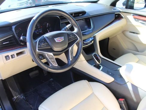 Used 2018 Cadillac XT5 Luxury w/ Driver Awareness Package image 4