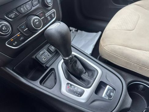 Used 2015 Jeep Cherokee Latitude FWD image 19