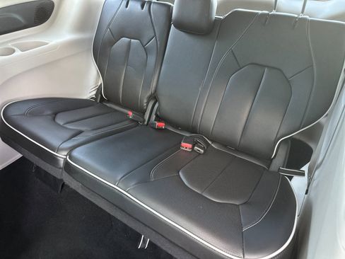 Used 2023 Chrysler Pacifica Limited image 15