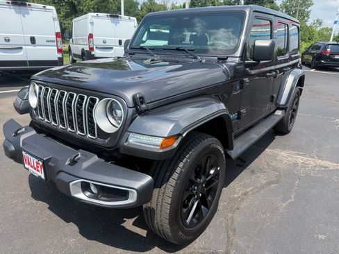 Used 2025 Jeep Wrangler Unlimited Sahara AWD/4WD image 8