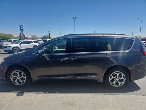 Used 2023 Chrysler Pacifica Limited FWD image 6