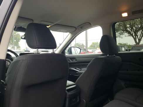 Used 2025 Nissan Pathfinder S image 12