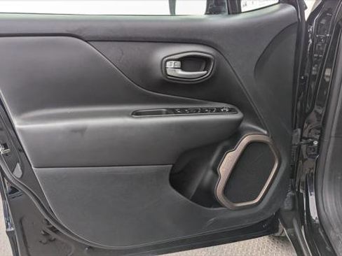 Used 2023 Jeep Renegade Latitude image 13