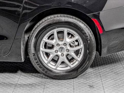 Used 2024 Chrysler Pacifica Touring-L image 34