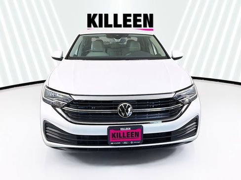 Used 2023 Volkswagen Jetta SE image 2