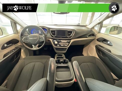 Used 2020 Chrysler Pacifica Touring FWD image 8