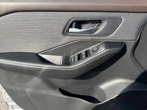 Used 2023 Nissan Rogue SV image 14