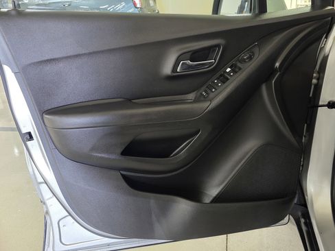 Used 2019 Chevrolet Trax LT w/ LT Convenience Package image 20