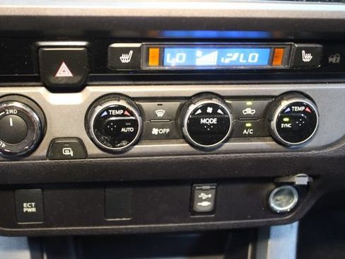 Used 2017 Toyota Tacoma TRD Sport AWD/4WD image 23