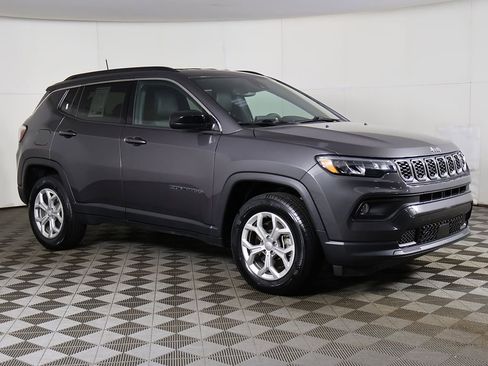 Used 2024 Jeep Compass Latitude w/ Convenience Group AWD/4WD image 43