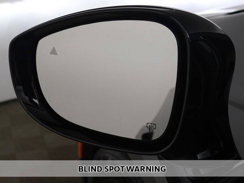 Used 2023 Chrysler Pacifica Limited w/ Uconnect Theater Family Group image 10