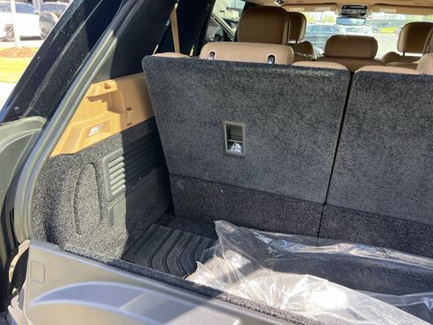 Used 2024 Land Rover Range Rover Long Wheelbase SE image 36