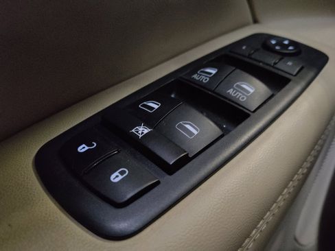 Used 2019 Jeep Grand Cherokee Laredo AWD/4WD image 27