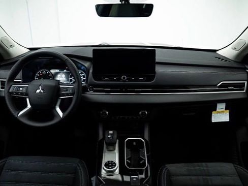 Used 2025 Mitsubishi Outlander AWD image 15
