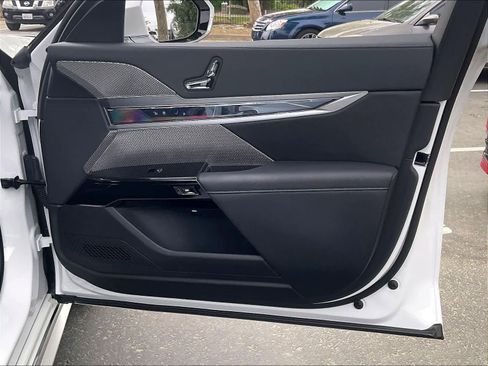 Certified 2024 BMW i7 xDrive60 AWD/4WD image 25
