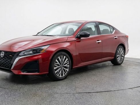 Used 2025 Nissan Altima 2.5 SV FWD image 3