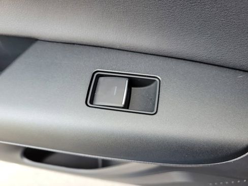 Used 2021 Toyota Venza LE image 18